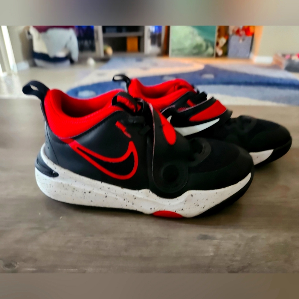 Nike Team Hustle D11 Big Kids Basketball shoes